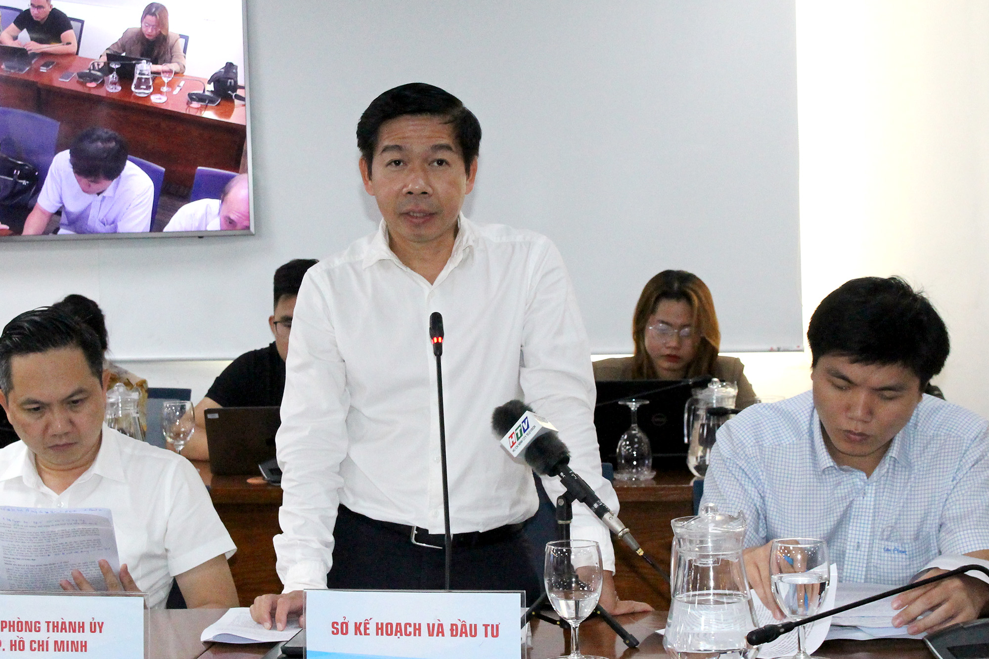 Đồng chí Đào Minh Chánh - Phó Giám đốc Sở Kế hoạch và đầu tư Thành phố trả lời tại buổi họp báo (Ảnh: H.Hào).